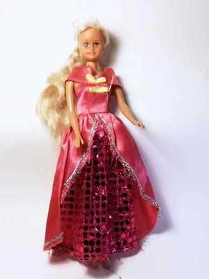 Non-genuine doll used without shoes