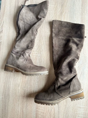 Brown Suede Boots with Fur Lining Like New, Size 36