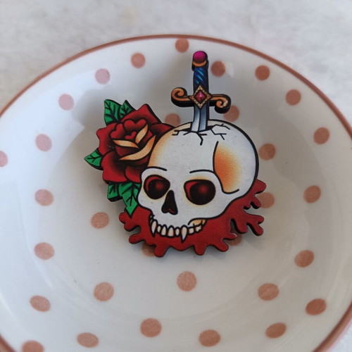 Pin multicolored new with skull and rose design