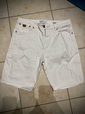 Λευκή Denim Βερμούδα Pull&Bear – Slim Fit με Ripped Λεπτομέρειες