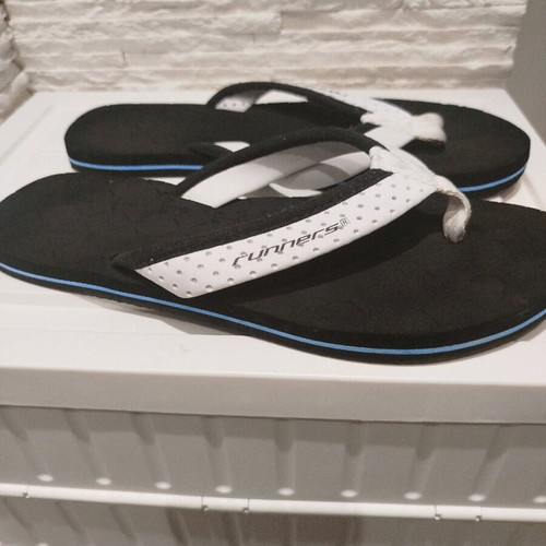 Runner slippers size 38 like new, black and white