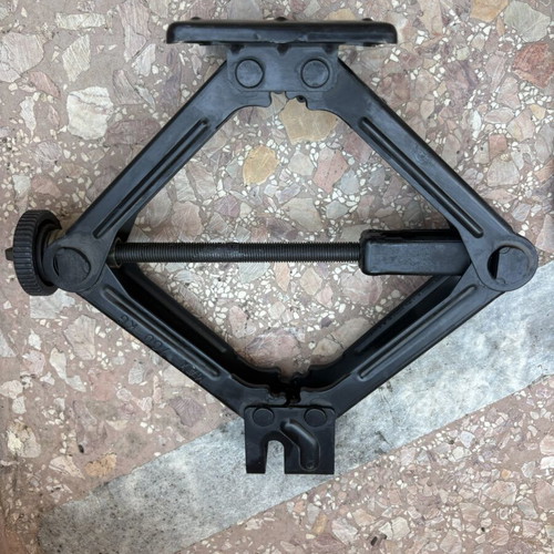 Fiat Punto jack set like new with wrench, handle, and towing ring