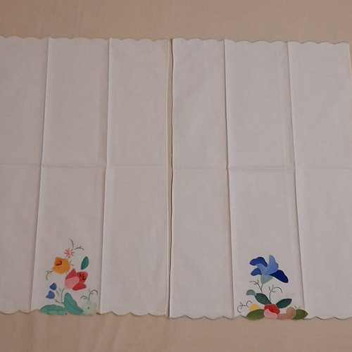 Vintage cotton towels set of 2 with colorful appliqué flowers