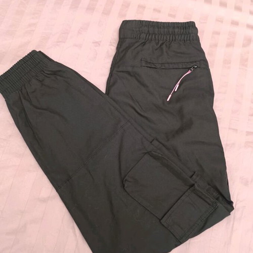 Bershka cargo pants small black like new with pink details
