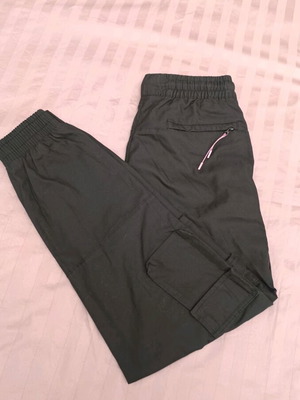 Bershka cargo παντελόνι small μαύρο σαν καινούργιο με ροζ λεπτομέρειες