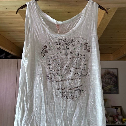 White sleeveless top like new with skull rhinestones