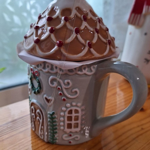 Ceramic cup with house-shaped lid new decorative