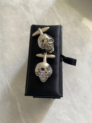 Alchemy skull-shaped cufflinks like new, silver color
