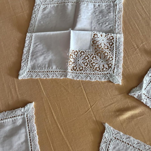 White napkins with cutwork design set of 6 like new