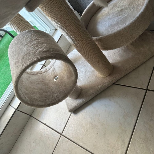 Cat tree with scratching posts