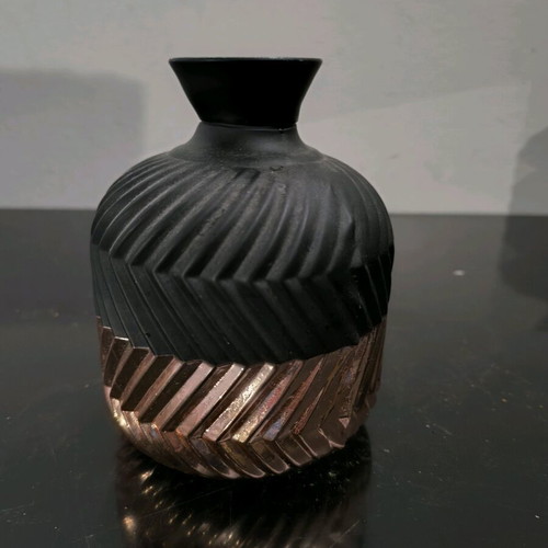 Vase impressive in black and bronze color like new