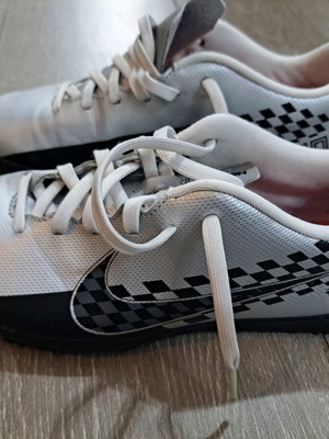 Ποδοσφαιρικά παπούτσια Nike νούμερο 40,5 σαν καινούργια, γκρι