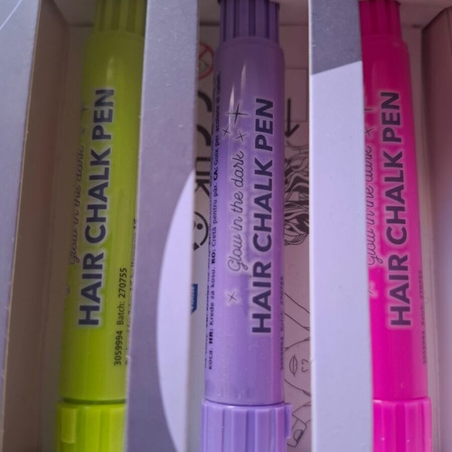Neon hair chalk new, glows in the dark with uv-light