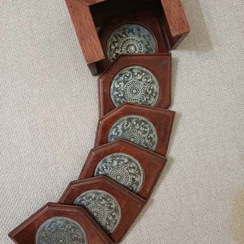 Wooden coaster set of 6 with holder like new
