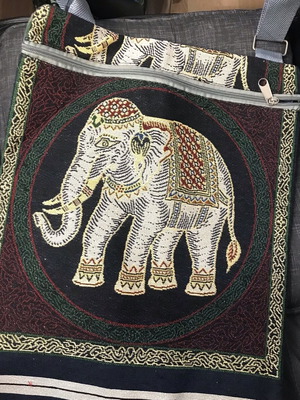ΠΡΟΣΦΟΡΑ: Τσάντα με κεντημένο λευκό ελέφαντα, από πολύ γερό υλικό,  με ιμάντες!!