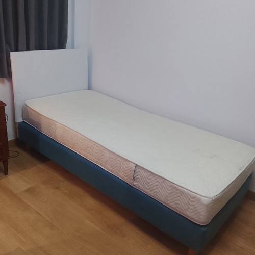 Semi-double bed with wooden legs and headboard, like new, 0.90×2.00 m