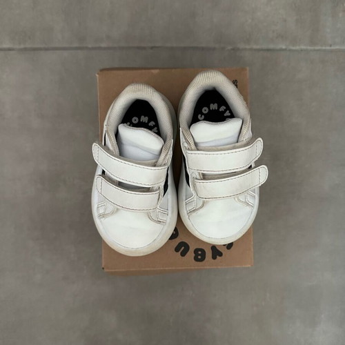 Adidas kids sneaker used in good condition