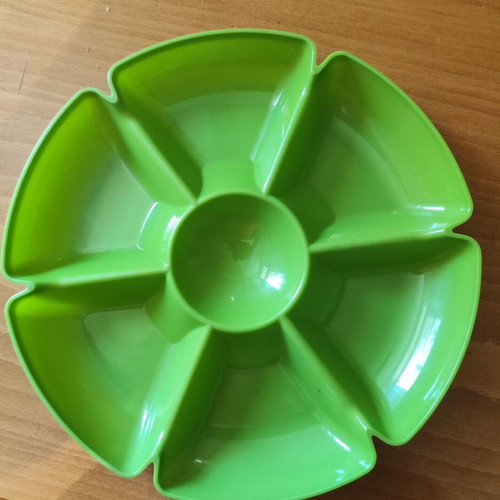 Plastic tray with 7 sections in flower shape, like new