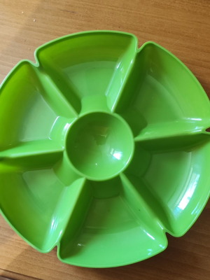 Plastic tray with 7 sections in flower shape, like new