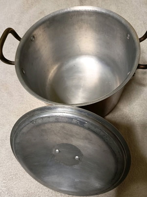 Old copper pot like new in excellent working condition