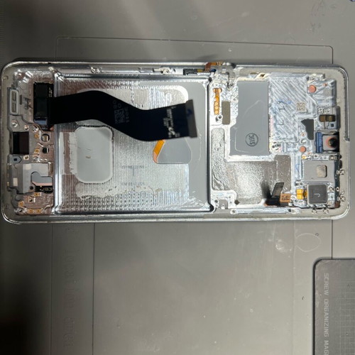 Samsung Galaxy S21 Ultra screen used with green line