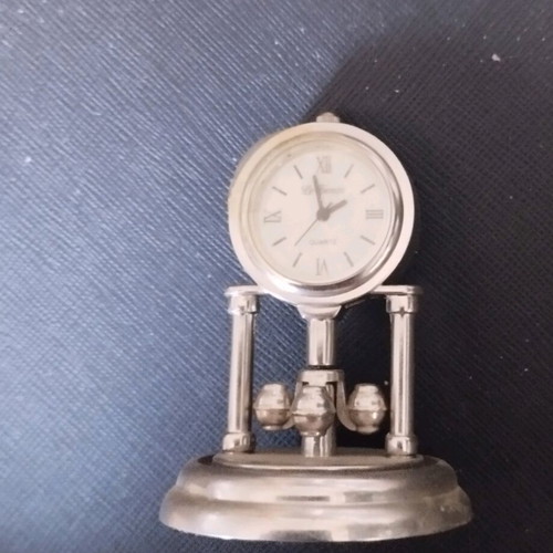 Le Temps small fixed clock like new