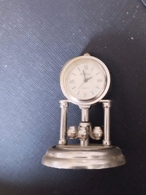 Le Temps small fixed clock like new