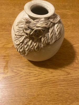 Clay vase with design