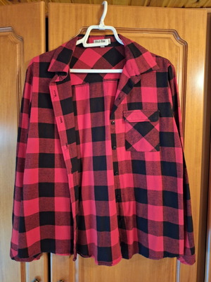 Women's shirt like new, size L, black and red