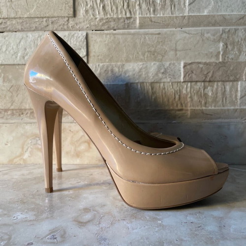 Sante Peep Toe Nude 40 heels like new, beige patent leather