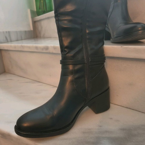 Black boots size 39 like new with low heel