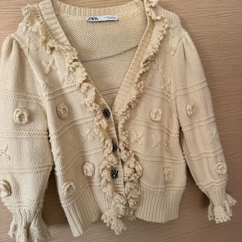 Knitted Zara cardigan like new with details and buttons