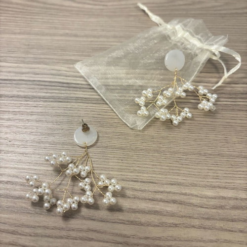 Earrings new with gold-colored wire and white pearls