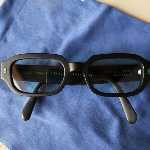 Sunglasses like new, black with green lens