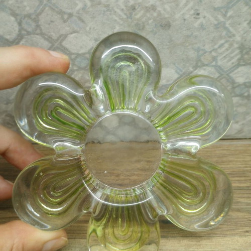 Glass Daisy Tealight Candle Holder like new with green shades