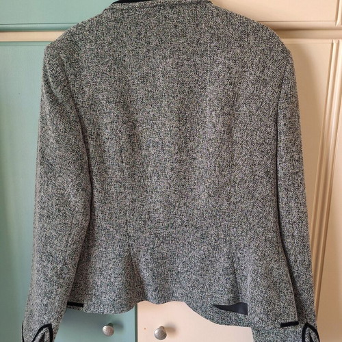 Vintage jacket like new, size medium, black and gray