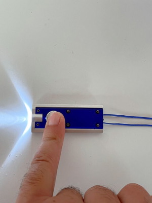 Φακός LED μπρελόκ με κορδόνι