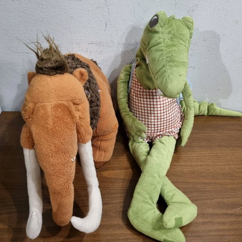 Plush dolls like new
