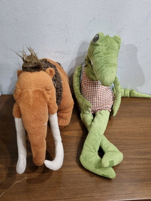 Plush dolls like new