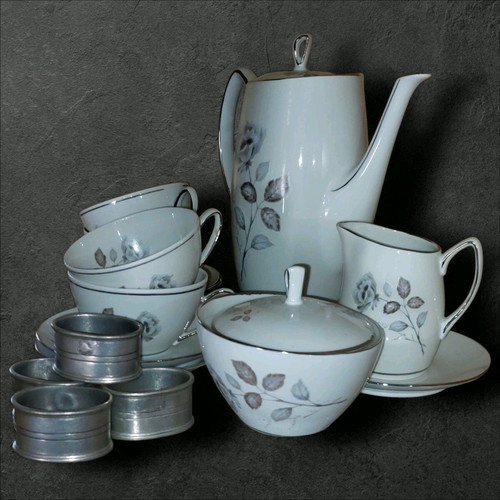 Tea set like new with teapot, 4 cups and saucers, creamer, sugar bowl, pewter napkin rings