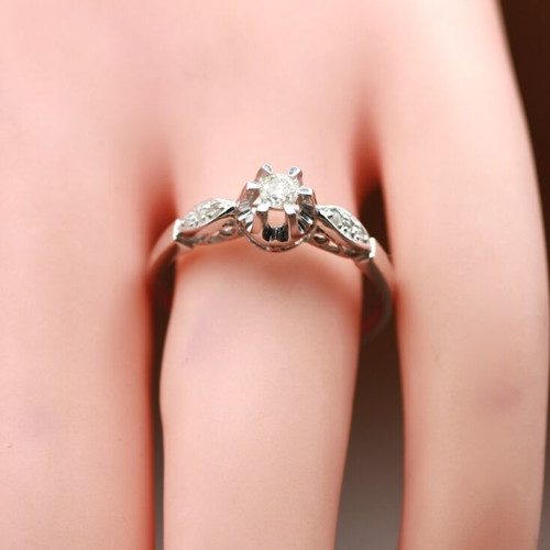 18K White Gold Solitaire Ring with Brilliant Cut Diamond used
