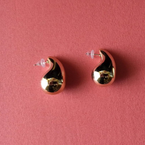 Earrings gold color drop shape like new