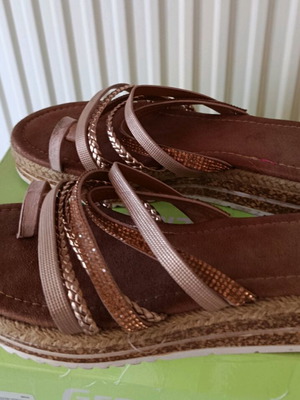 Plato slippers size 39 like new, brown and gold