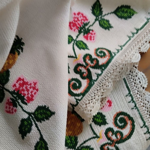 Vintage embroidered tablecloth hand-stitched, like new, 125x125 cm