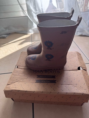Fresk rain boots size 24 used, brown with lion prints
