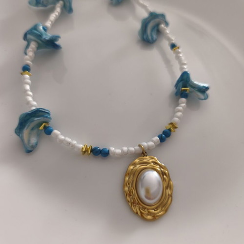 Summer necklace with shell chips and pearl pendant new, blue