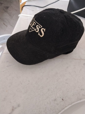 Ανδρικό μαύρο καπέλο Guess από κοτλέ, μέγεθος L