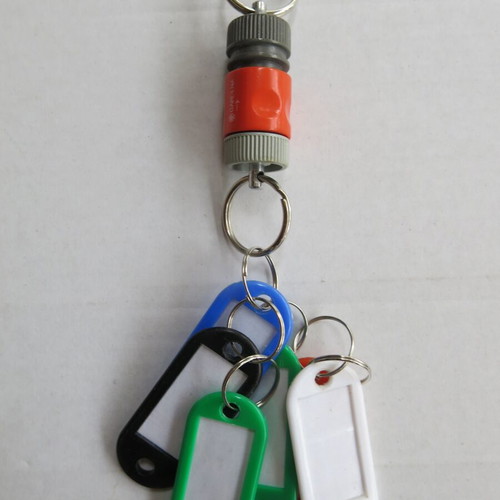 Gardena cylindrical clip used with 6 colorful keychains and label holders