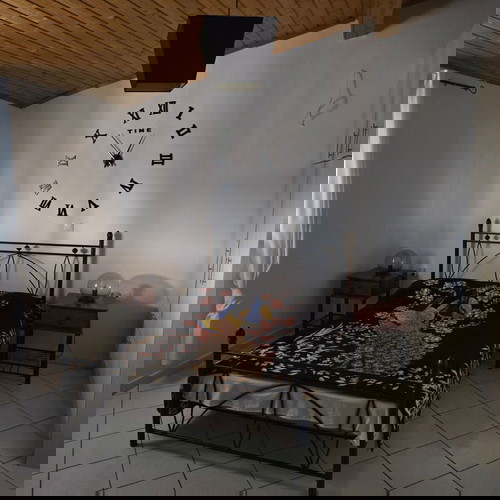 Επιπλωμένο διαμέρισμα 2ου ορόφου σε μονοκατοικία 100τμ στην Αρτέμιδα με θέα θάλασσα