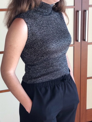 Sleeveless turtleneck top like new with silver thread, black